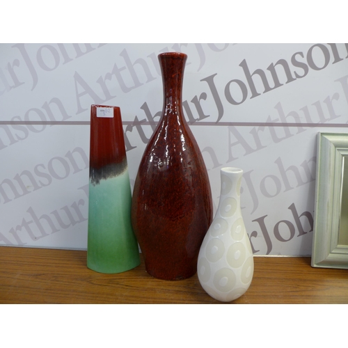 2279 - A quantity of household items including large ceramic vases, animal door stops, clock, table lamps, ... 