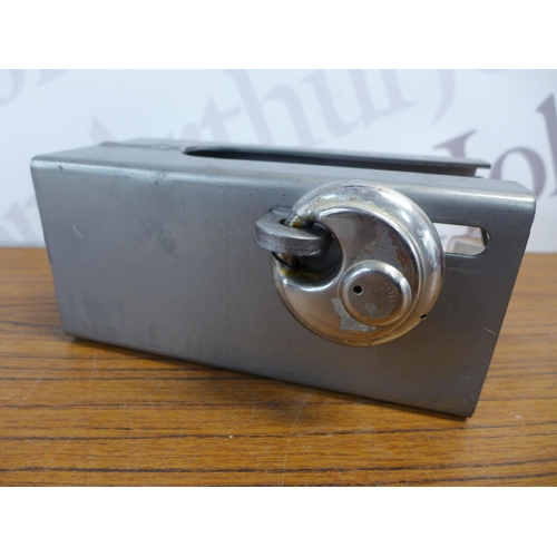 2306 - A Simol trailer hitch lock - with lock and keys