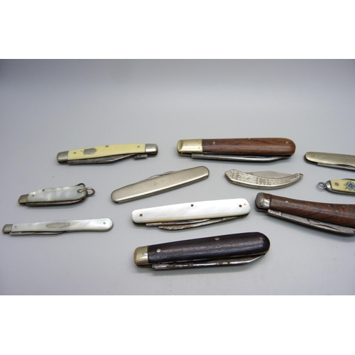 1000 - A collection of pocket knives, one marked Wheat Sheaf Knife