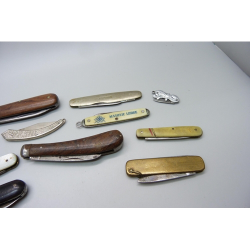 1000 - A collection of pocket knives, one marked Wheat Sheaf Knife