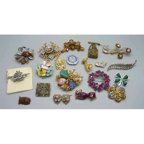 1003 - A collection of vintage brooches, etc.