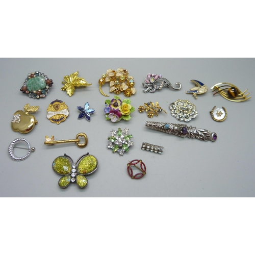 1005 - A collection of costume jewellery