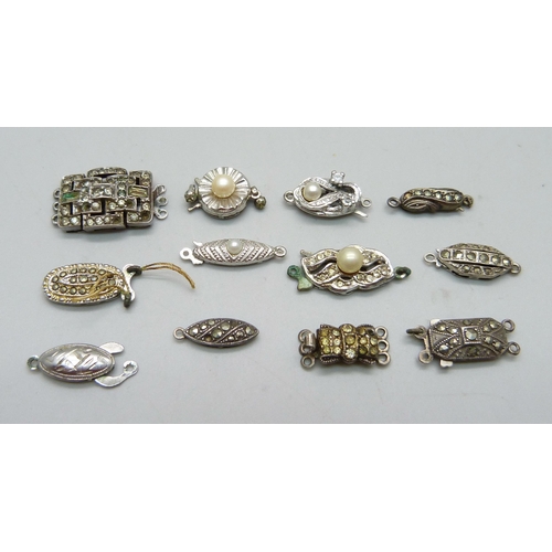 1008 - A collection of silver clasps, 20g