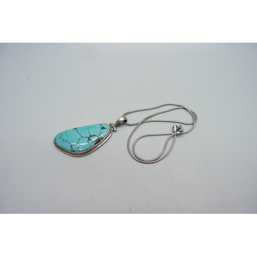 1018 - A silver and turquoise pendant and chain