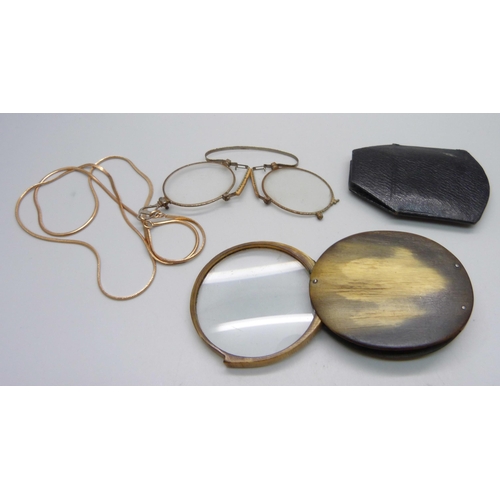 1020 - A Georgian horn mounted magnifying glass and a pair of Victorian pince-nez on a gold tone chain