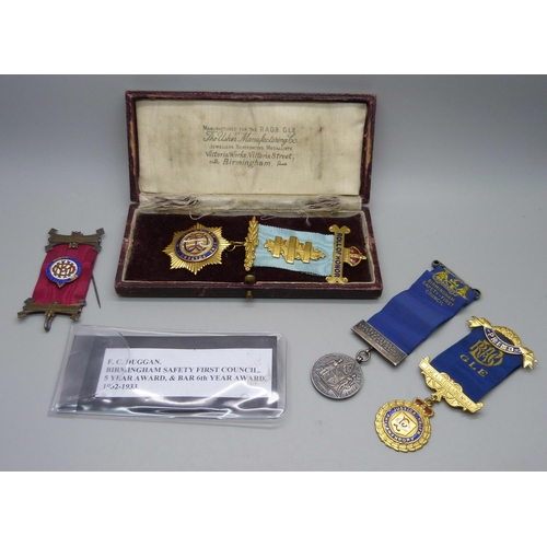 1030 - A silver medallion, two RAOB medals and a ribbon