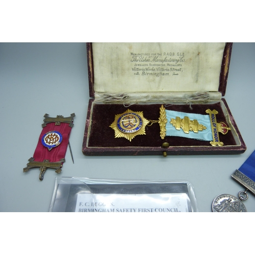 1030 - A silver medallion, two RAOB medals and a ribbon