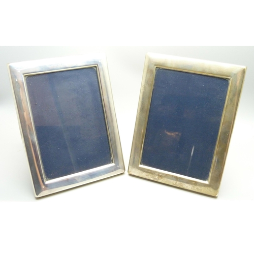 1076 - A pair of silver photograph frames by Mappin & Webb, 11.5cm x 15.5cm