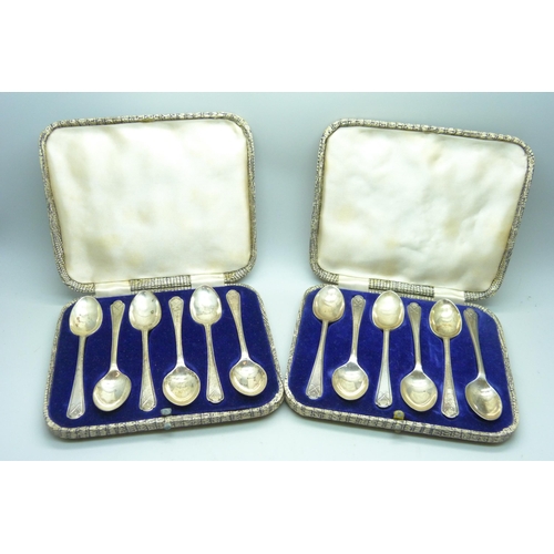 1077 - Two cased sets of six silver golf spoons by Walker & Hall, 162g