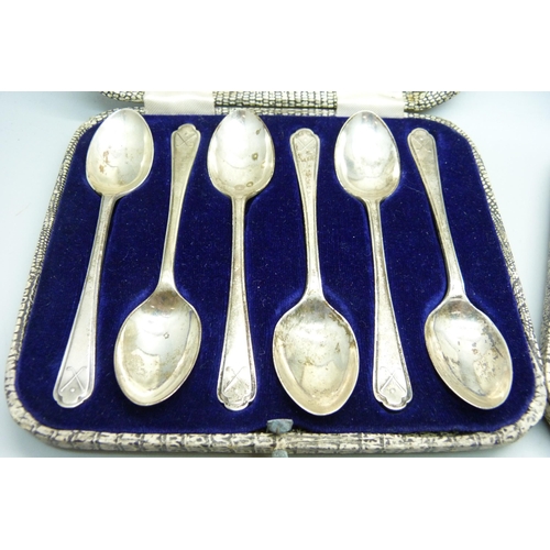 1077 - Two cased sets of six silver golf spoons by Walker & Hall, 162g