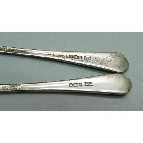 1077 - Two cased sets of six silver golf spoons by Walker & Hall, 162g