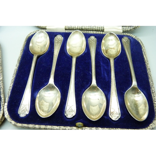 1077 - Two cased sets of six silver golf spoons by Walker & Hall, 162g