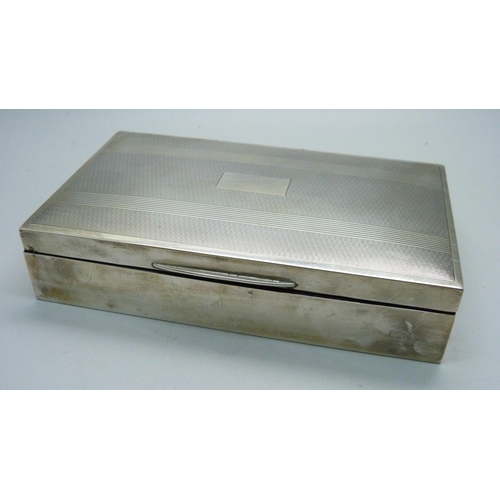 1078 - A silver cigarette box, total weight with lining 380g, 15cm wide