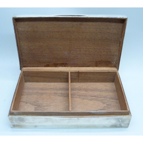 1078 - A silver cigarette box, total weight with lining 380g, 15cm wide