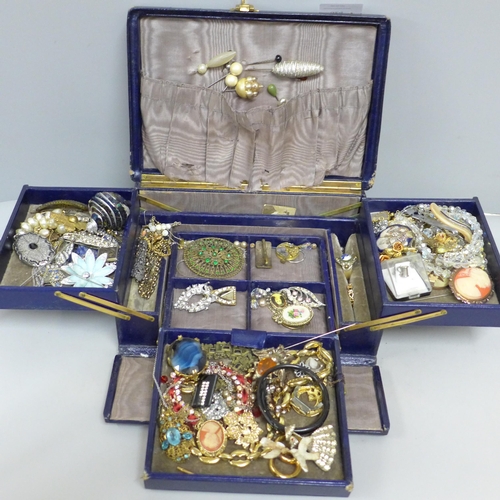 624 - A box of costume jewellery