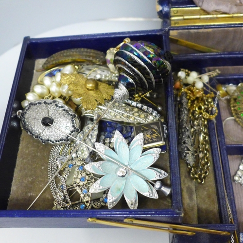 624 - A box of costume jewellery