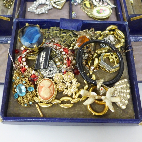 624 - A box of costume jewellery