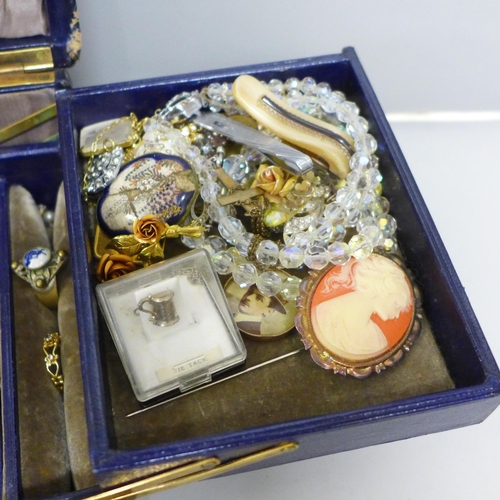 624 - A box of costume jewellery