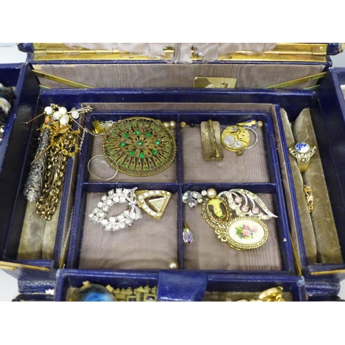 624 - A box of costume jewellery