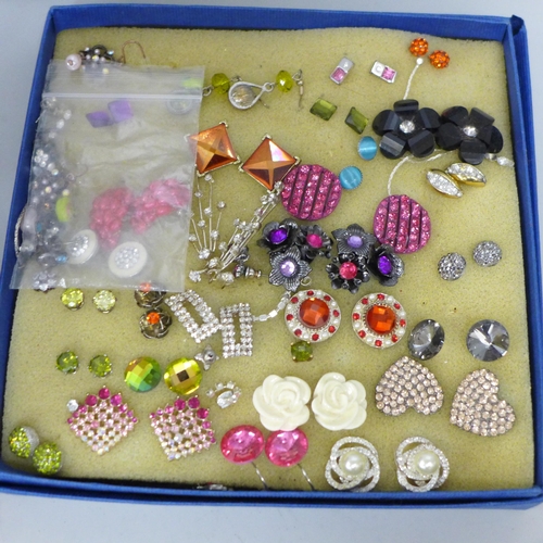 630 - A collection of costume jewellery in a wood box plus a tray of costume earrings