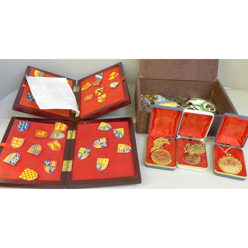 652 - Three 22ct gold plated crowns, a £5 coin, badges, etc.