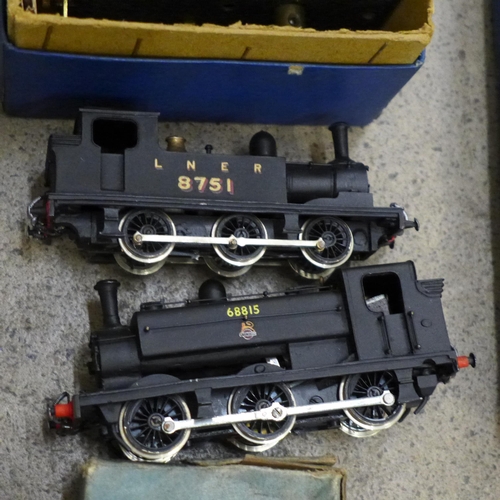 679 - A collection of Hornby 00 gauge model rail including five locomotives, one a/f