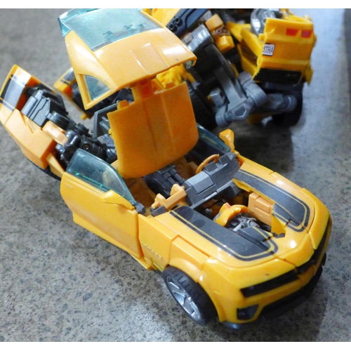 695 - A collection of Transformer toys