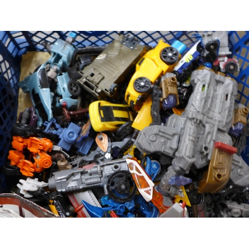 695 - A collection of Transformer toys