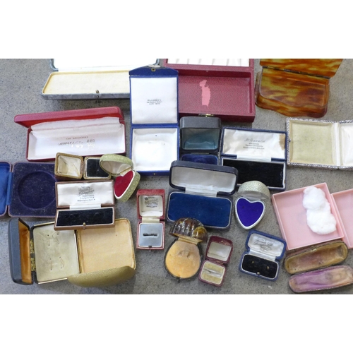 737 - A collection of vintage jewellery boxes