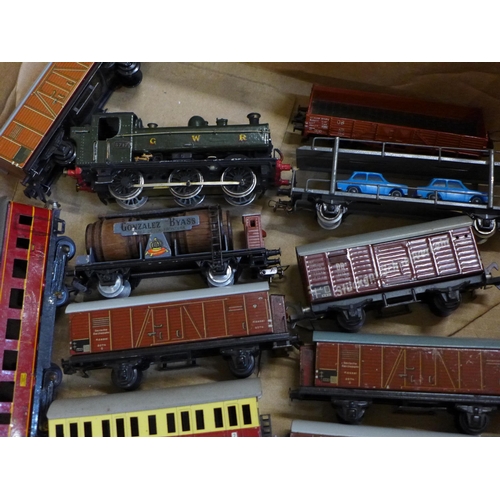 746 - Model rail; Marklin, Fleischmann, Trix, Lone Star, two kiosks and a locomotive, etc.