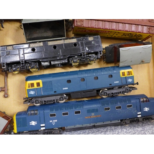 763 - A collection of model rail, locomotives, wagons, carriages, power packs and control units