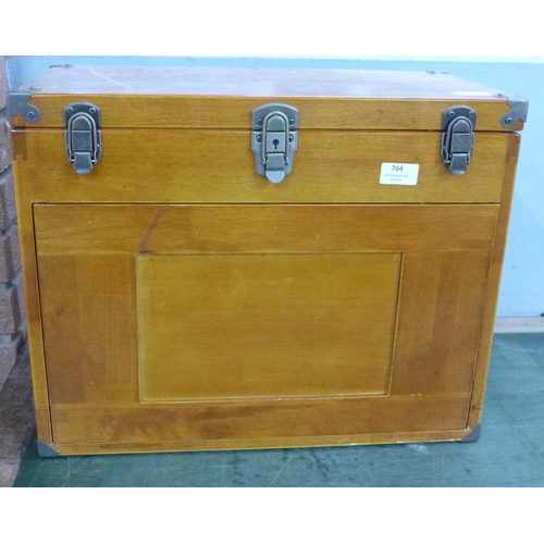 764 - An engineer's wooden tool cabinet/chest of six short and two long drawers