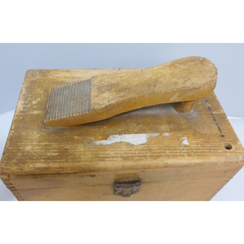 783 - A Ronson Roto-Shine electric shoe polisher, boxed