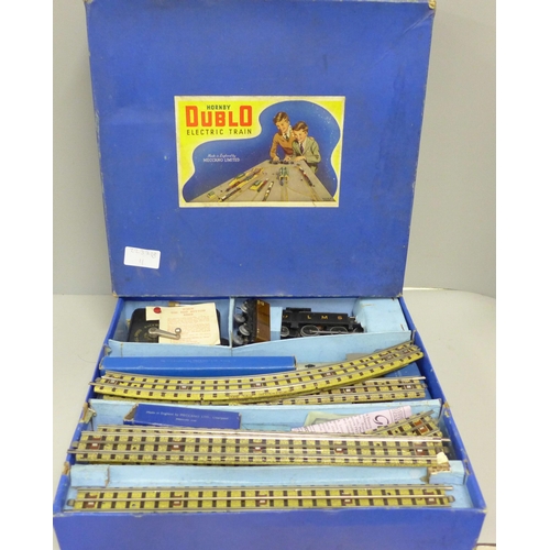 800 - A Hornby Dublo electric train set, boxed