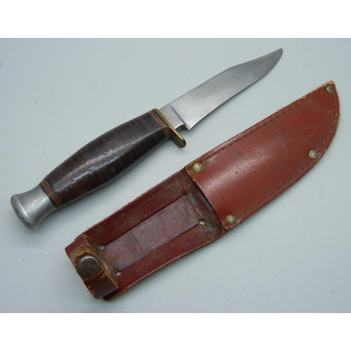 827 - A vintage dagger with scabbard