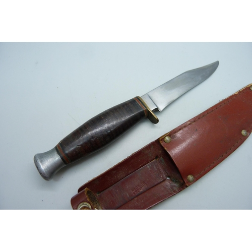 827 - A vintage dagger with scabbard