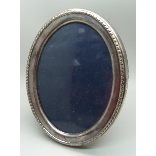 828 - An oval silver photograph frame, 12.5cm wide