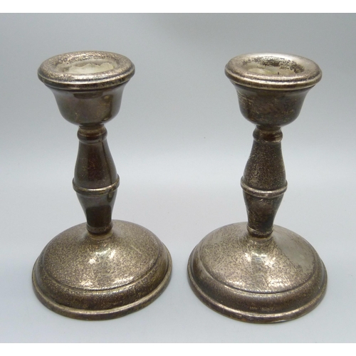 829 - A small pair of silver candlesticks, Birmingham 1968, 268g weighted, 10cm