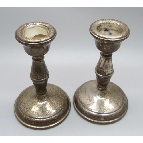 829 - A small pair of silver candlesticks, Birmingham 1968, 268g weighted, 10cm