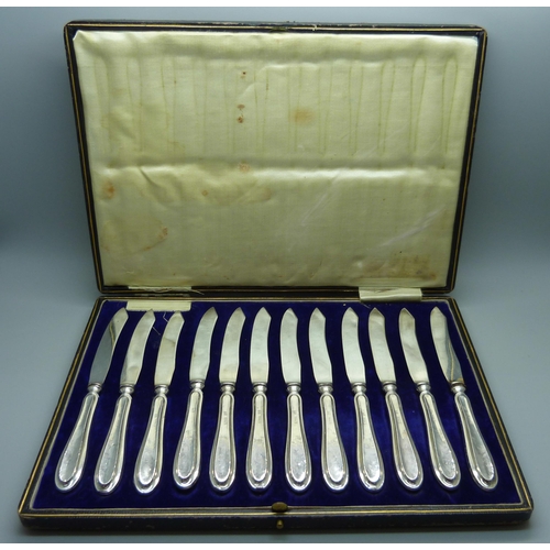 834 - A set of twelve silver handled knives, cased