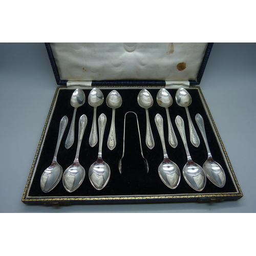 838 - A cased set of twelve silver spoons with sugar bows, 161g