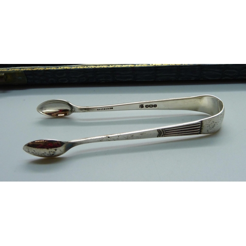 838 - A cased set of twelve silver spoons with sugar bows, 161g