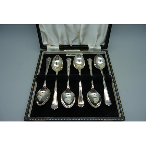 840 - A cased set of six silver spoons, 68g