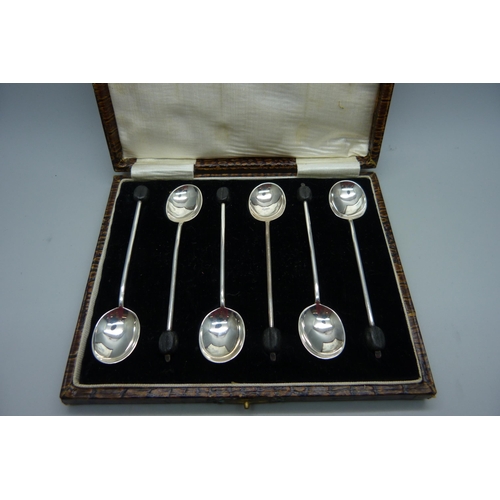 841 - A cased set of six silver coffee bean spoons, 46g