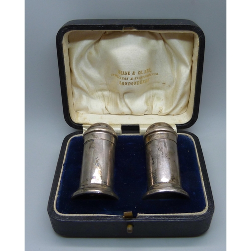 850 - A pair of silver peppers, Chester 1921, Stokes & Ireland Ltd., 44g, cased