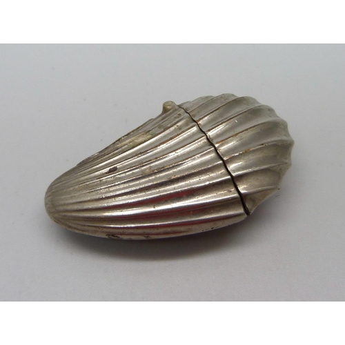 866 - A vintage shell shaped vesta case