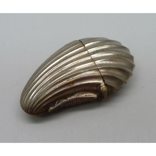 866 - A vintage shell shaped vesta case