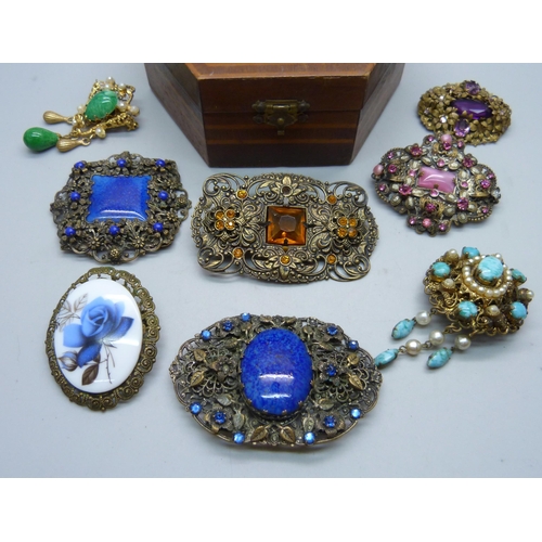 874 - A collection of vintage filigree brooches, one lacking pin