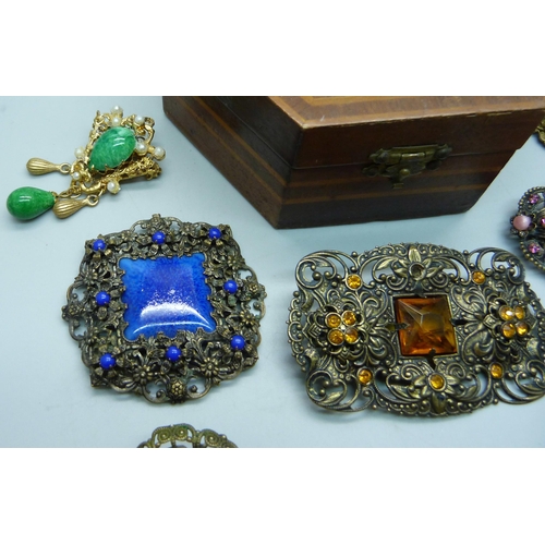 874 - A collection of vintage filigree brooches, one lacking pin