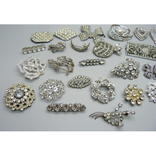 877 - A collection of diamante jewellery